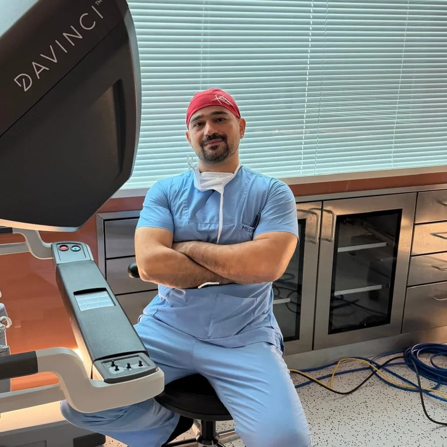 Doç. Dr. Arif Özkan da Vinci robotik cerrahi konsolu yanında