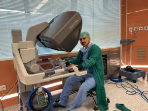 Doç. Dr. Tuncay Taş da Vinci robotik cerrahi konsolunda