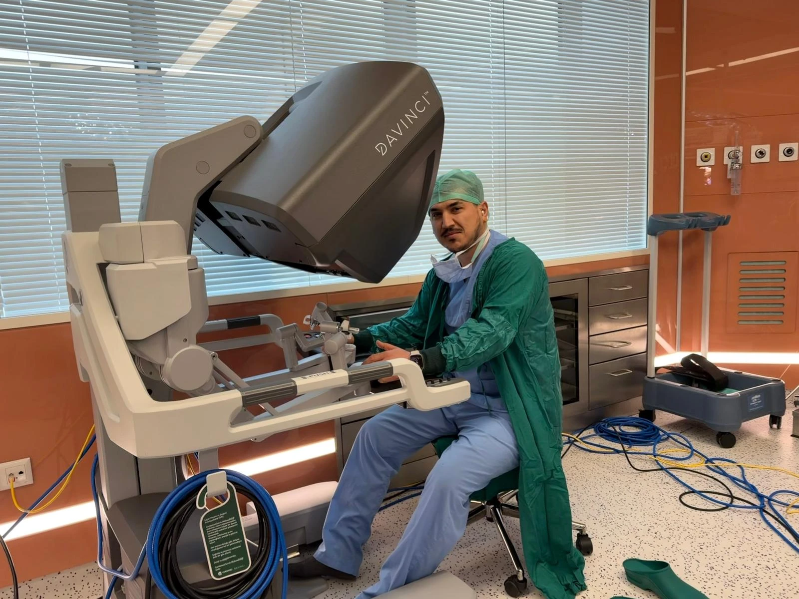 Doç. Dr. Tuncay Taş da Vinci robotik cerrahi konsolunda