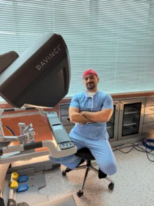 Doç. Dr. Arif Özkan da Vinci robotik cerrahi konsolu yanında