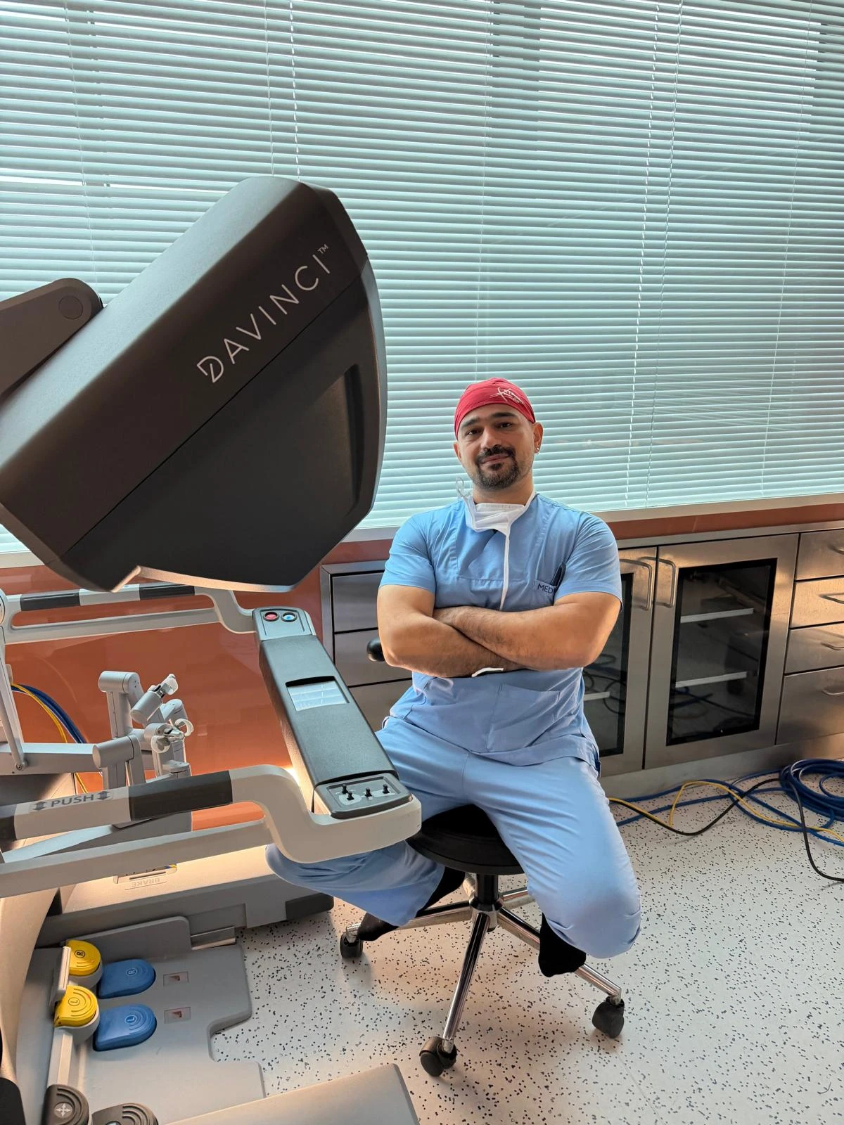 Doç. Dr. Arif Özkan da Vinci robotik cerrahi konsolu yanında