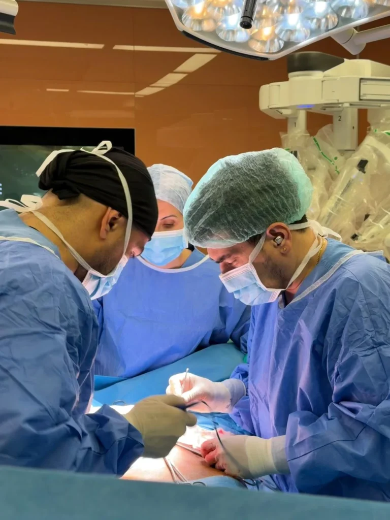 Doç. Dr. Arif Özkan ve Doç. Dr. Tuncay Taş robotik ürolojik ameliyat sırasında